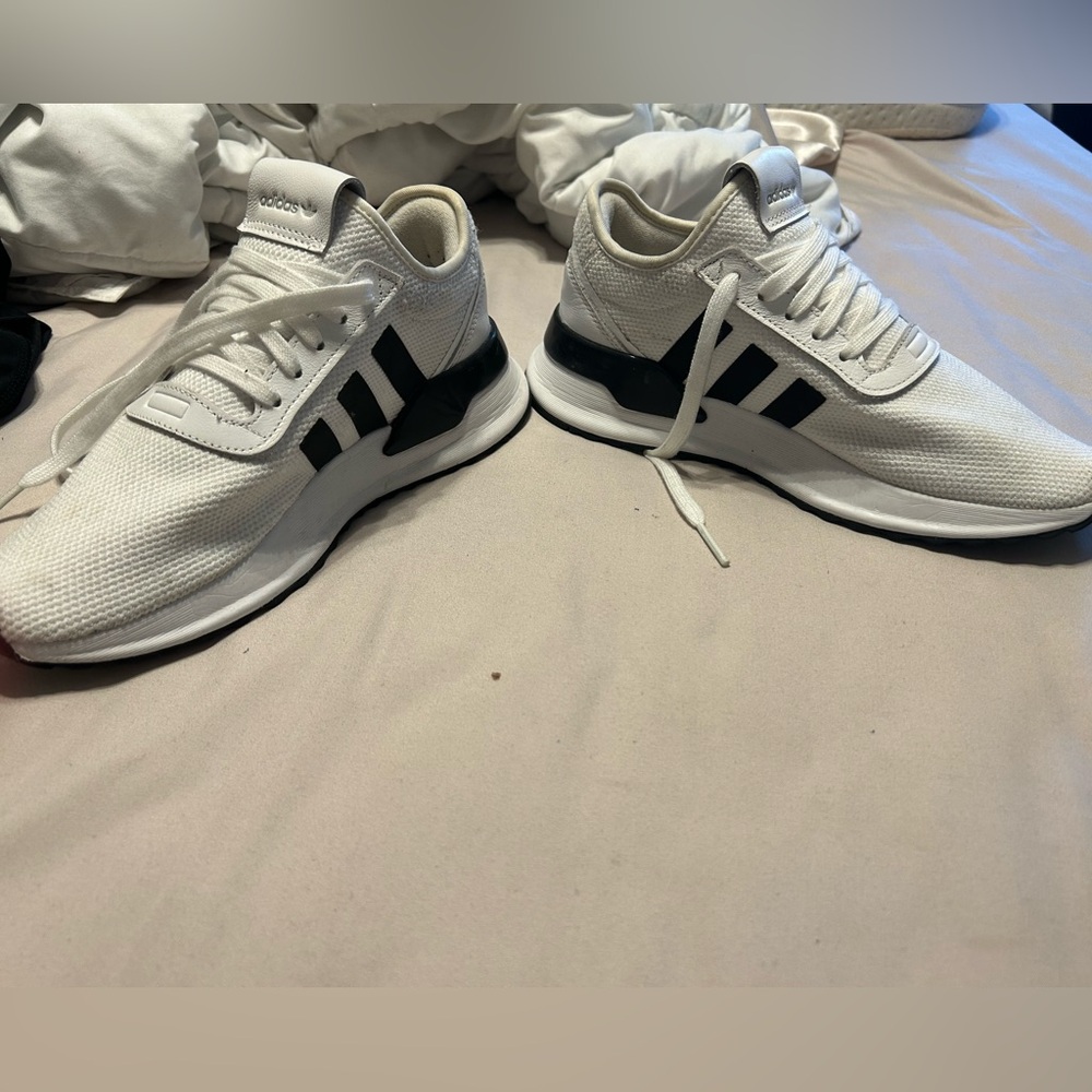 Adidas tennis shoes - Picture 2 of 6